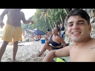 Thumbnail: Casal é flagrado na praia deserta ao amanhecer