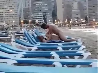 Thumbnail: Casal safado transando na praia deserta ao pôr do sol