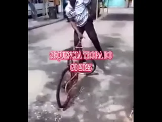 Thumbnail: Chaveiro safado fudendo com a morena estranha no portão