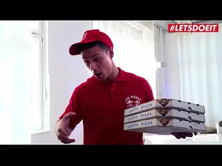 Thumbnail: Coroa gostosa trai o marido com o entregador de pizza