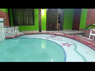 Thumbnail: Coroa sarado pegando a amiga da filha na piscina