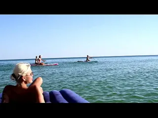 Thumbnail: Flagra amador de casal na praia de nudismo