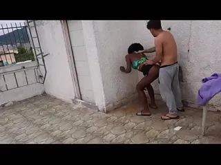 Thumbnail: Flagra de traição na escada do prédio