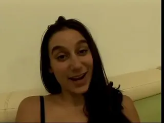Thumbnail: Jovem morena se entrega em rapidinha no carro abandonado