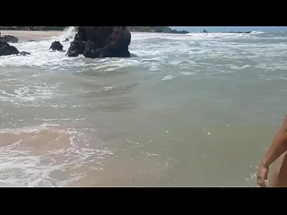 Thumbnail: Jovem novinha safada mostrando a buceta na praia deserta