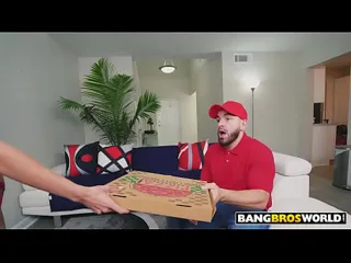 Thumbnail: MILF loira se diverte com o entregador de pizza