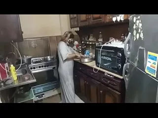 Thumbnail: Traição na cozinha com a amiga da esposa bem safadinha