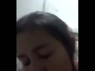 Thumbnail: Loira safada chupando pau duro na cozinha depois do trabalho